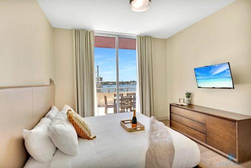Beachfront Condo Roofto Pool 2 Bedrooms 2 Br — 4-Star Luxury Hotel in Hollywood, United States