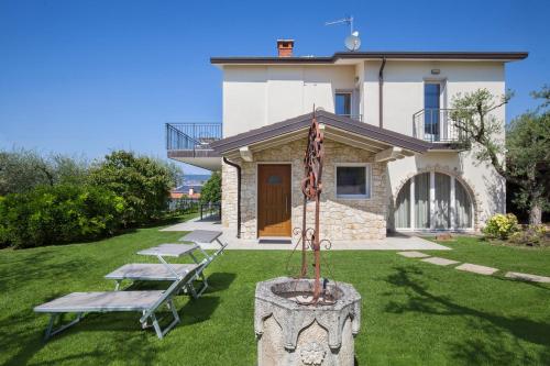 Villa Lisi With Pool — 4-Star Luxury Hotel in Bardolino, Italy