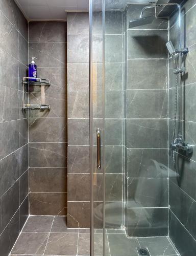 Exquisite 1Bed with Free Parking Gym and Pool