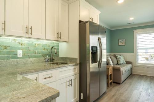 Wait N Sea by Oak Island Accommodations - photo 4