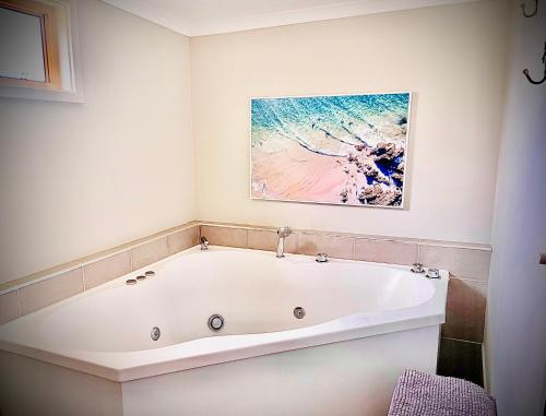 Churchill's B&B twin spa getaway Studio — 5-Star Luxury Hotel in Swansea, Australia