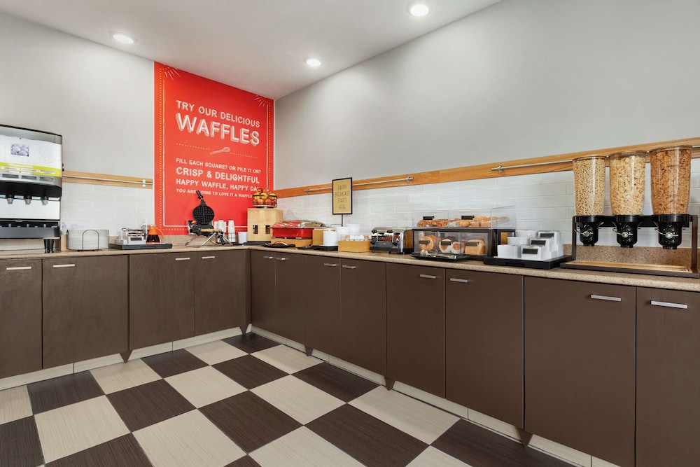 Hampton Inn Houston Hobby Airport - photo 34