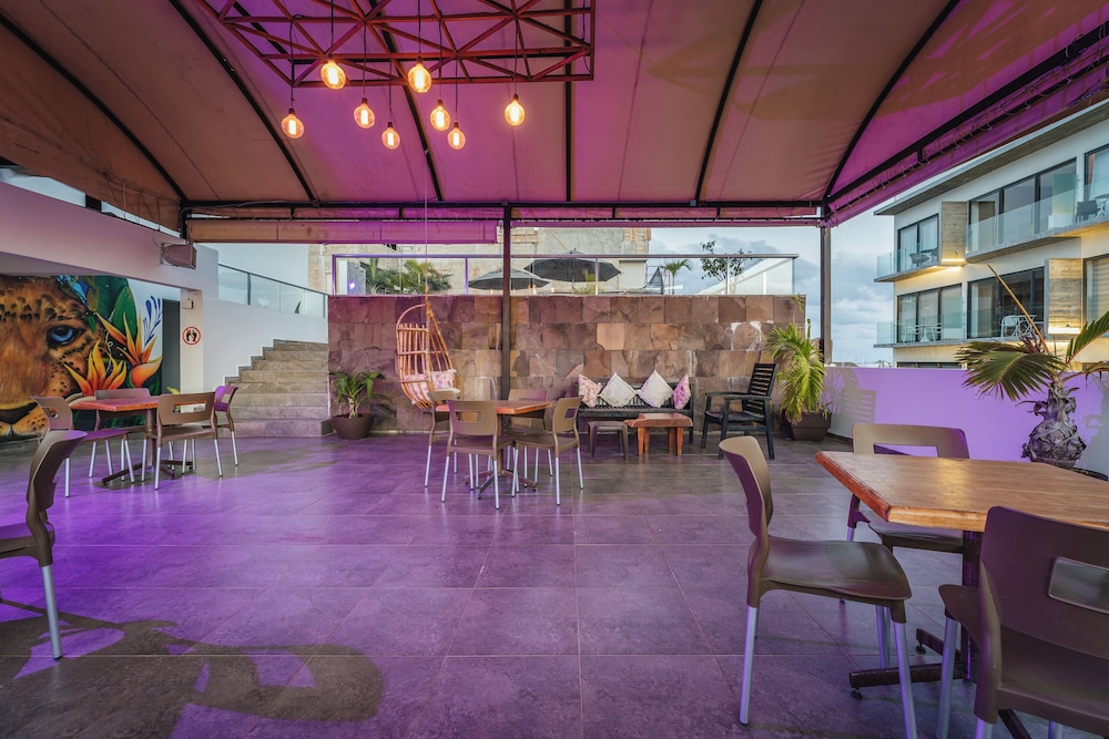 Poolside bar
