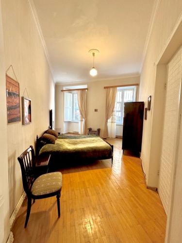 Old Tbilisi Authentic spacious 3BR Apartment with Balcony Walk to Freedom Sq Family friendly