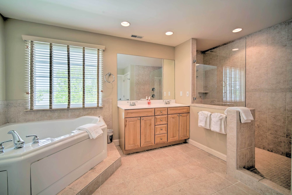 Spacious Brigantine Home about 1 Block to Beach — 4-Star Luxury Hotel in Brigantine, United States