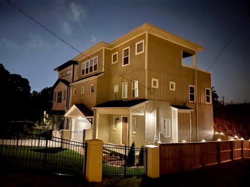 New Luxury big house Near Gulch 4 king 4 queen 2 twin — 4-Star Luxury Hotel in Nashville, United States
