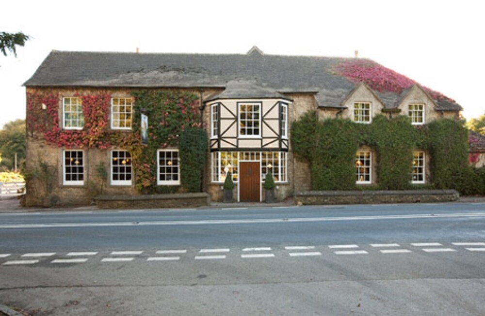 Hunters Hall Tetbury by Greene King Inns — hotel in Tetbury