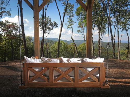 Eagle Ridge Luxury Mountain View Home wFire Pit — 4-Star Luxury Hotel in Blue Ridge, United States