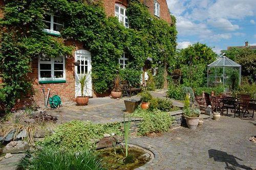 Old Ivy House Bed & Breakfast — 5-Star Luxury Hotel in Nuneaton, United Kingdom