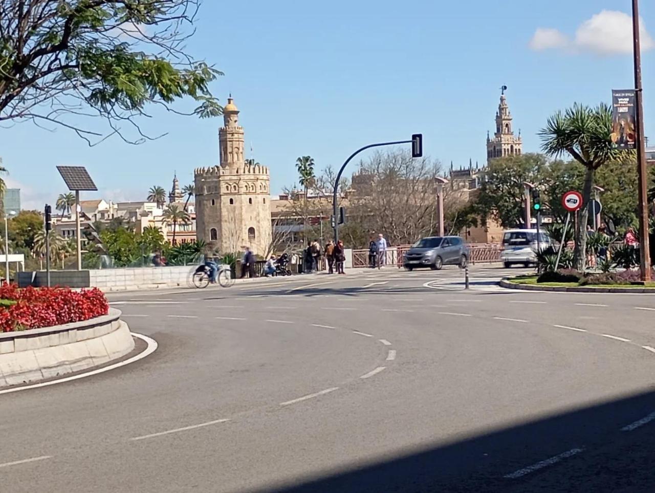 Virgen Del Valle Los Remedios Junto Al Centro Y Triana Sevilla — Sevilla