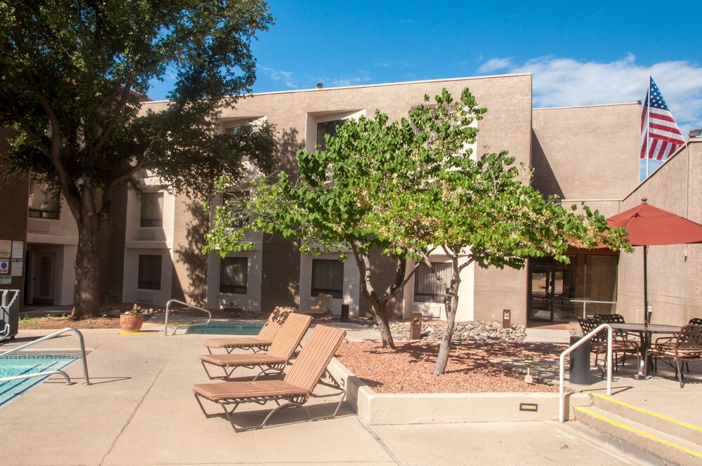 Windemere Hotel & Conference - photo 18