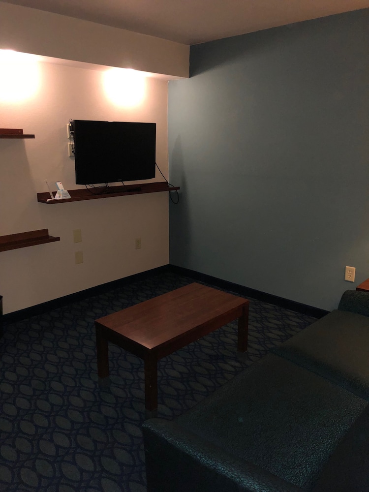 Country View Inn & Suites - photo 12