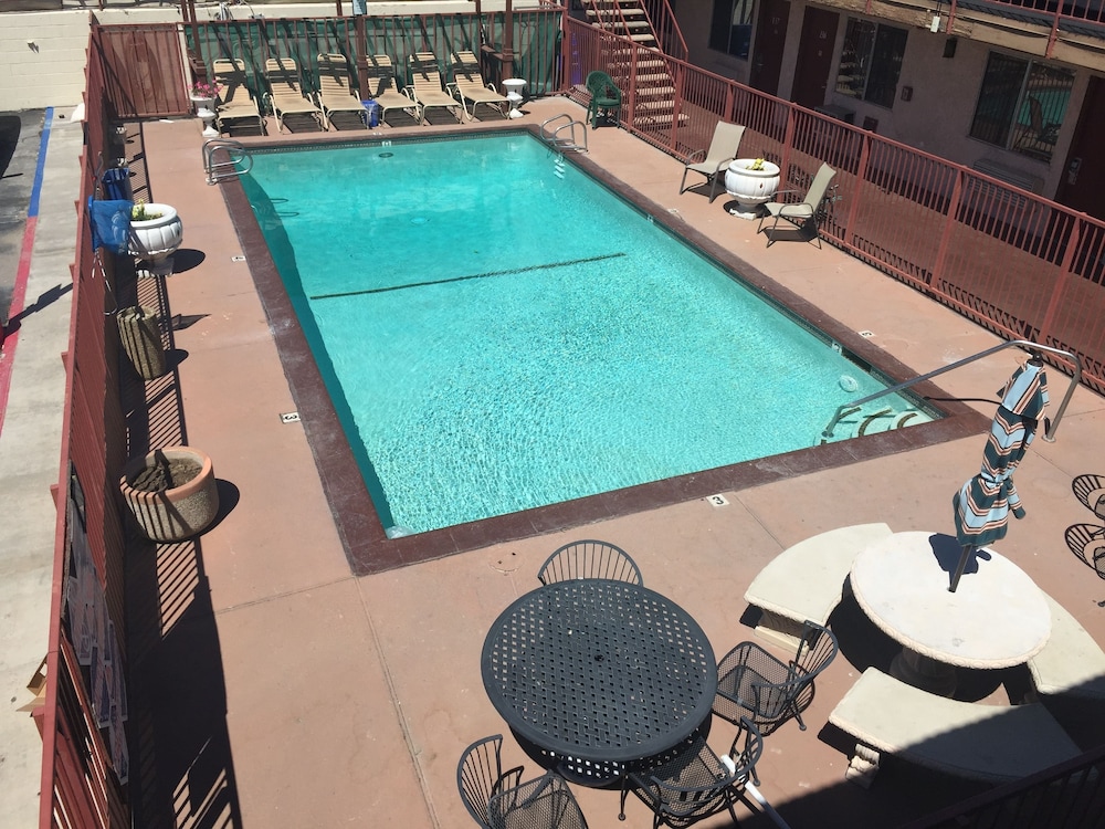 Days Inn by Wyndham Victorville - photo 12