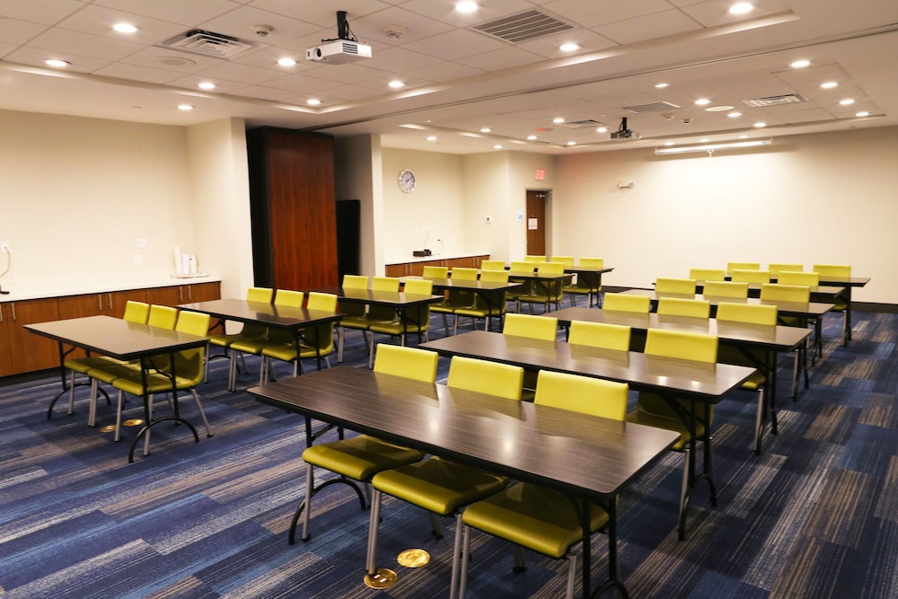 Holiday Inn Express & Suites Houston IAH Beltway 8 by IHG - photo 64