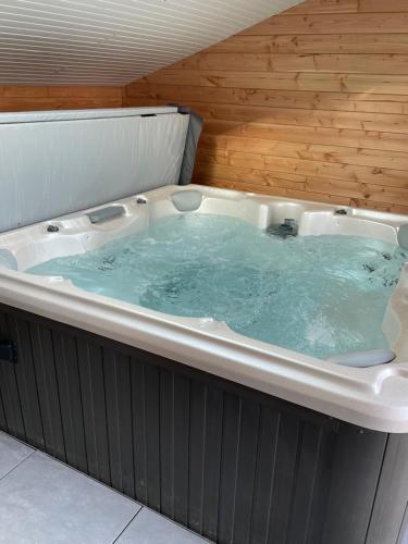 Magnifique corps de ferme rénové avec Jacuzzi — hotel in Hillion