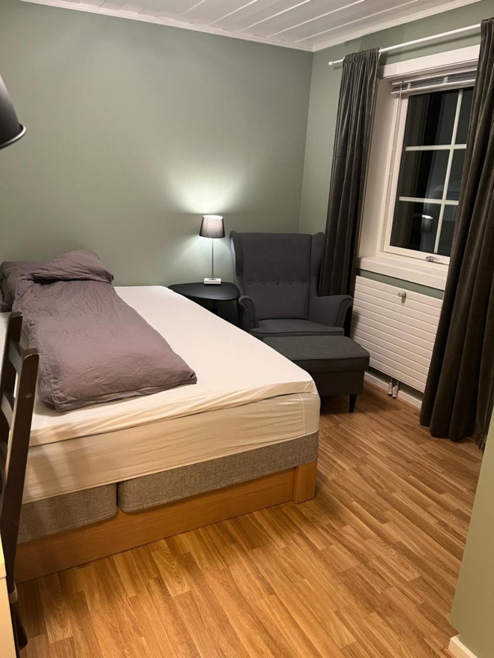 Koselig Rom I Rolige Omgivelser — Rena