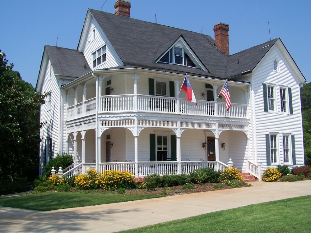 Lake Allatoona Inn - carbon neutral hotel in Cartersville