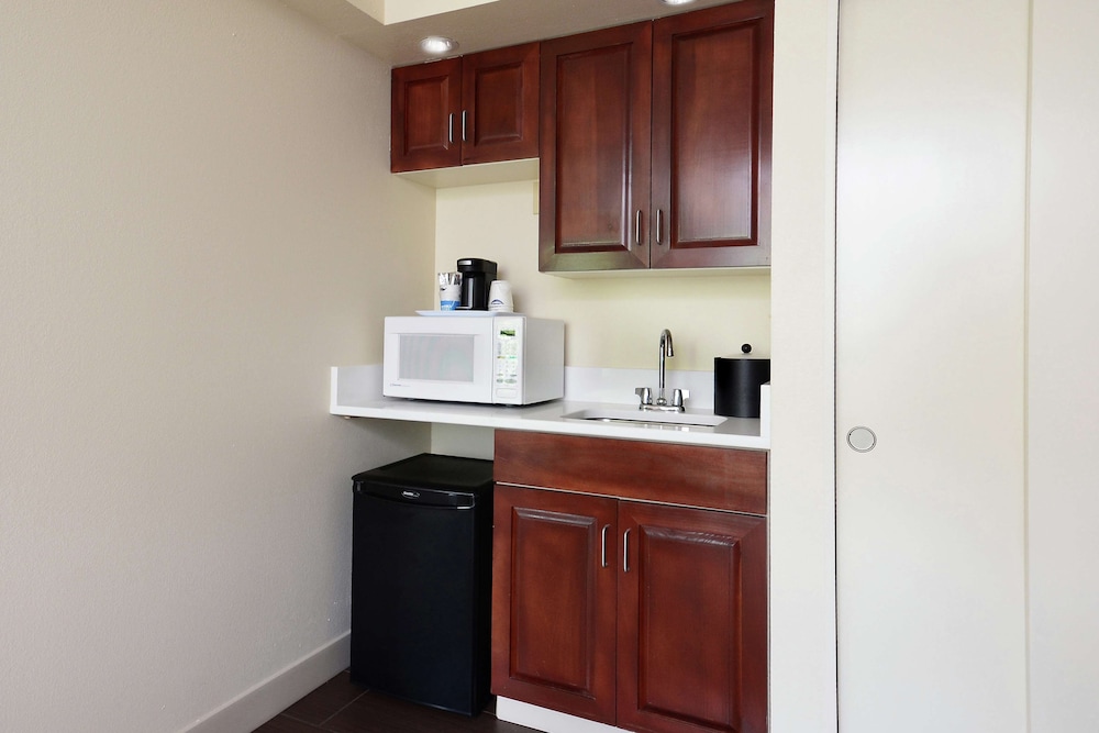 Hampton Inn Martinsville - photo 21