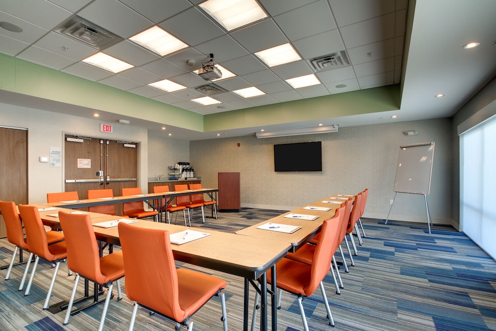 Holiday Inn Express & Suites Galesburg by IHG - photo 54
