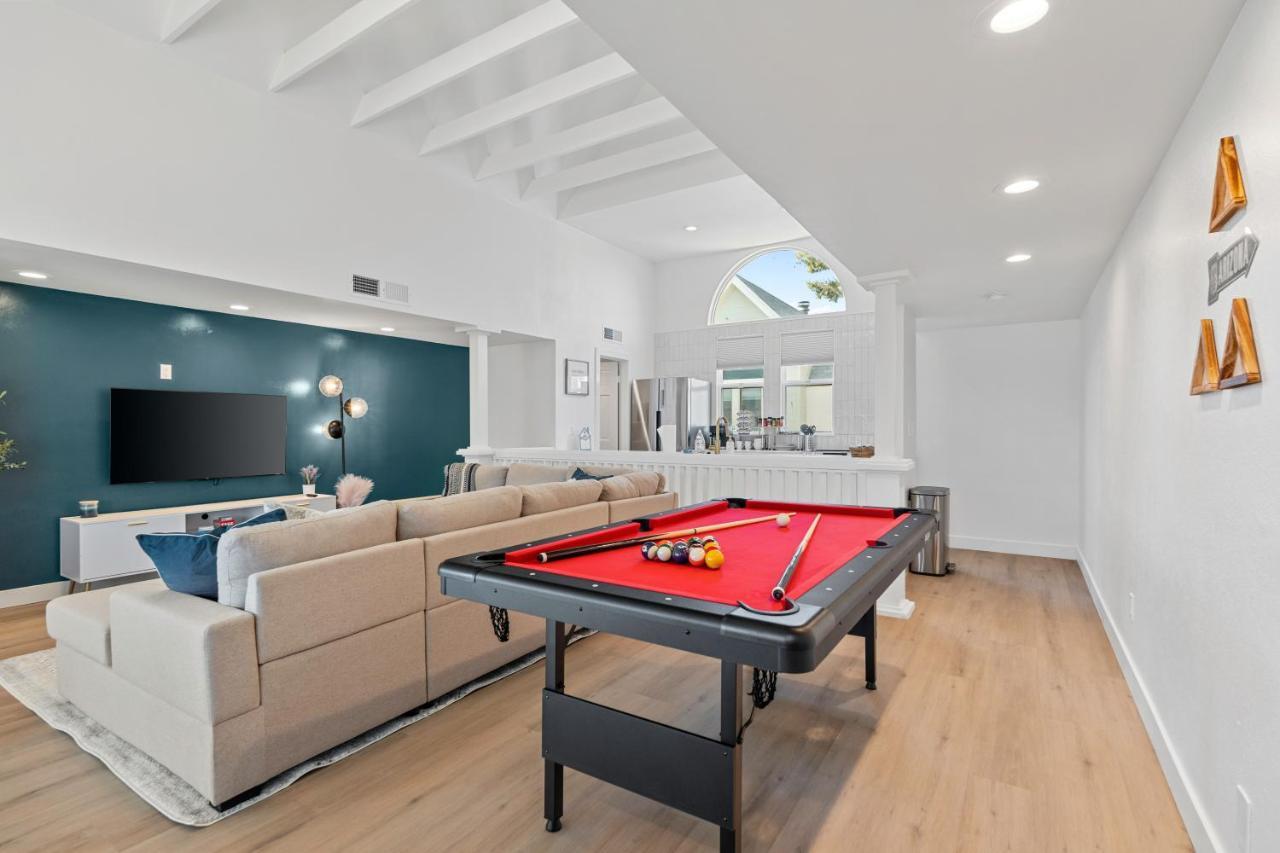 Luxurious Uptown Home Mountain Views Pool Table Workspace Parking — 4-Star Luxury Hotel in Phoenix, United States