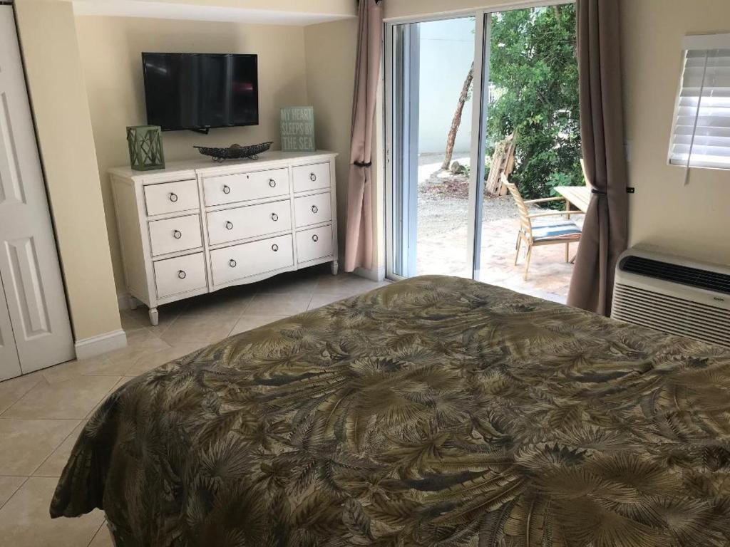 Lic Mgr Modern 3 Bed 4 Bath Villa Upscale Oceanfront Resort Indoor Pickleball Speakeasy in Key Largo, United States