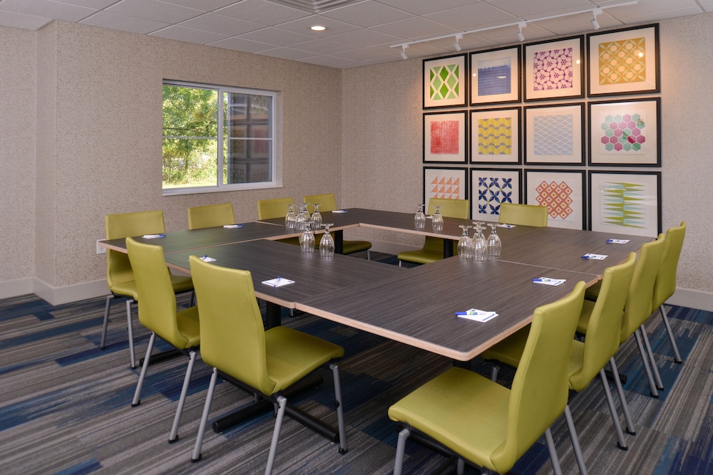 Holiday Inn Express and Suites Stevens Point by IHG - photo 37