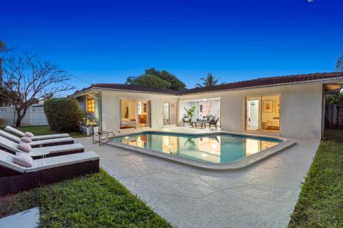 Charming Coral Ridge 2BR 2BA Near Beach plus Pool in Fort Lauderdale, United States