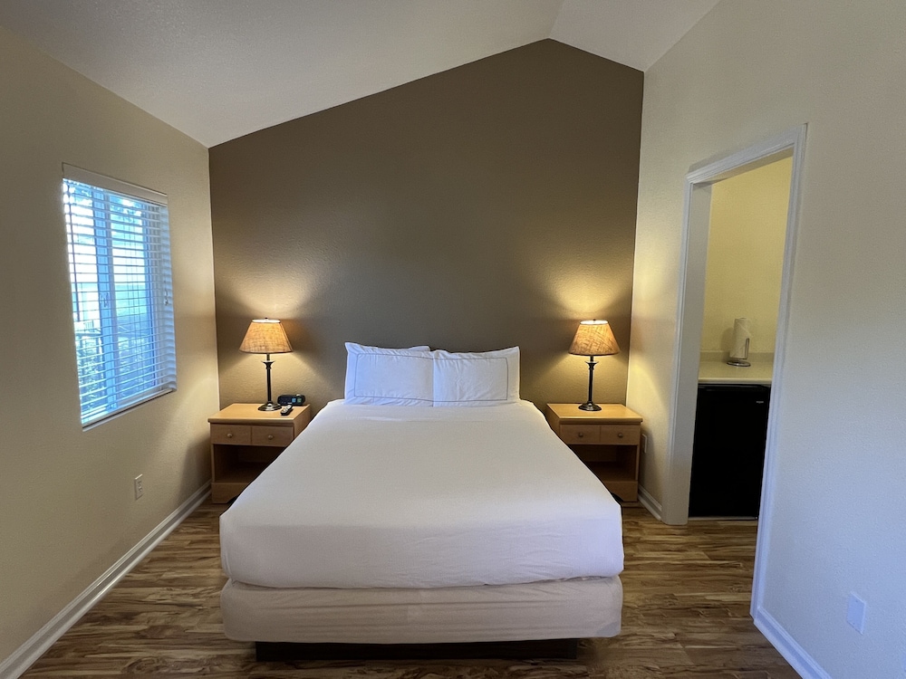 Clear Lake Cottages & Marina - photo 4