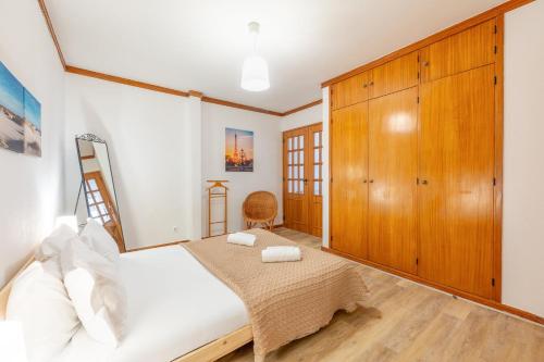 Sunny Cascais Flat 5Min Stroll to the Beach — 4-Star Luxury Hotel in Cascais, Portugal