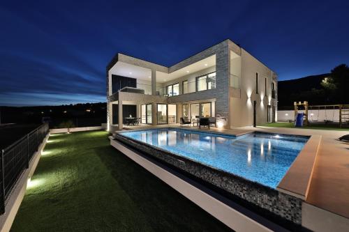 Luxury Villa Sunlife with pool — 4-Star Luxury Hotel in Kastel Novi, Croatia