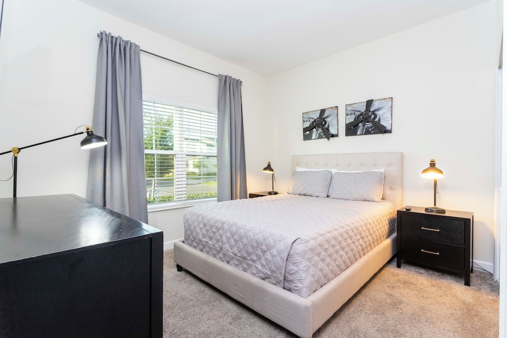 Magnificent 5Bd w Pool @ Storey Lake 4800 - photo 4