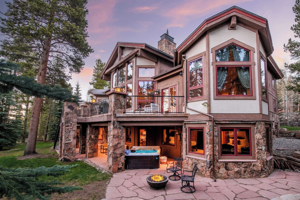 Cherry Ridge by Avantstay Incredible Mountain Mansion w Game Room Hot Tub & Views in Breckenridge, United States