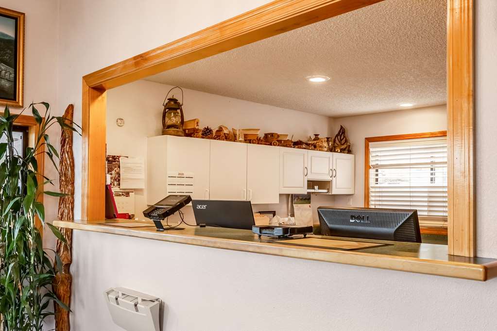 Econo Lodge Inn & Suites Madras - photo 7