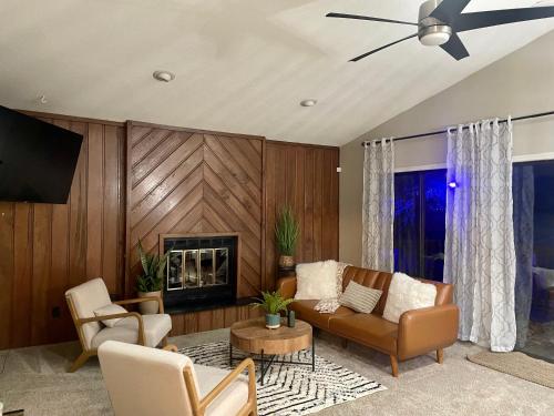 Charming Condo Near WFU and Hospitals Full Kitchen Strong WiFi In Unit Laundry — 4-Star Luxury Hotel in Winston-Salem, United States