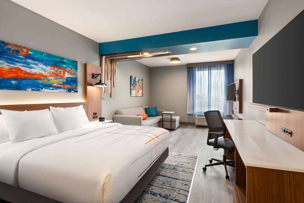 La Quinta Inn & Suites by Wyndham Mount Laurel Moorestown - photo 28