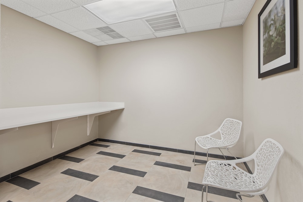 Candlewood Suites Charlotte Arrowood by IHG - photo 21