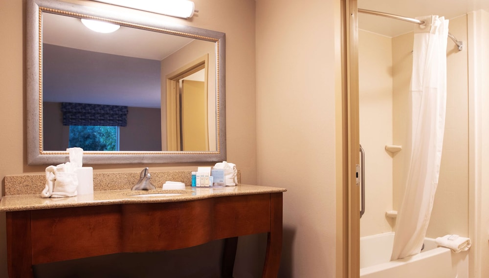 Hampton Inn Gloucester - photo 24