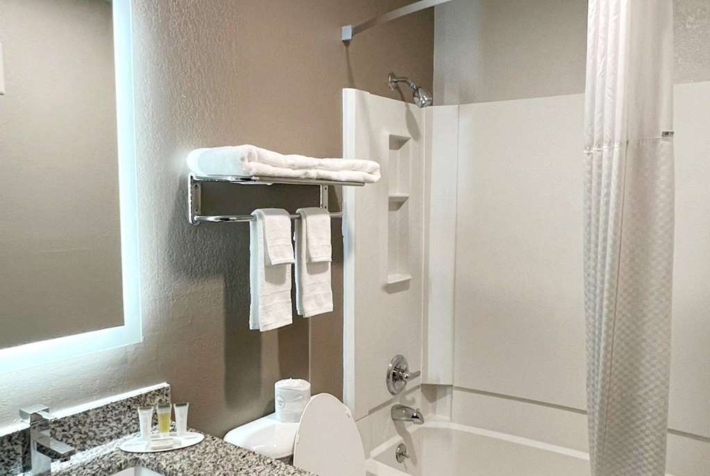 Super 8 by Wyndham Cedar Rapids - photo 12