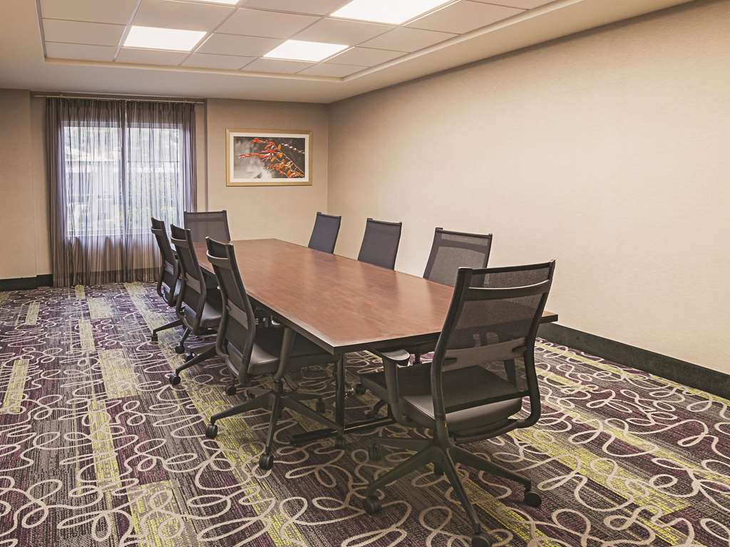 La Quinta Inn & Suites by Wyndham Fort Worth City View - photo 35