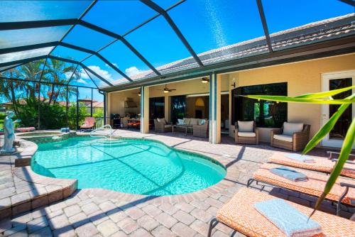 Villa Miracle 4 Beds 2 Baths 8 Guests Pool Spa Incl. 10 Off Boat Rental — 4-Star Luxury Hotel in Cape Coral, United States