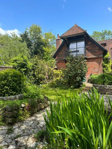Beautiful 3 bed cottage in Lymington. Perfectly located for Coast and New Forest — 4-Star Luxury Hotel in Lymington, United Kingdom