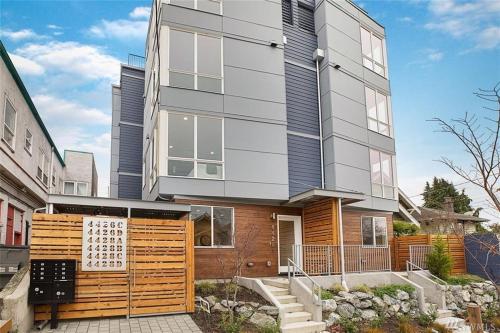 Rooftop Patio with Waterview Private Garden & Grill 3BR 3BA Modern Cityscape - photo 26