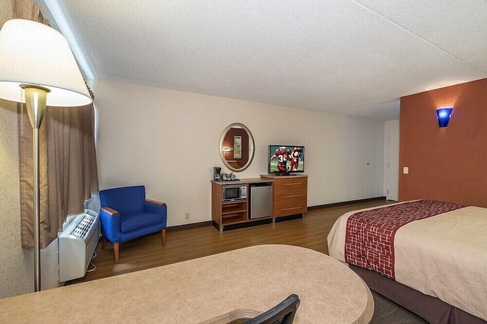 Red Roof Inn and Suites Cleveland Elyria - photo 17