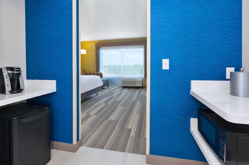 Holiday Inn Express & Suites Grand Rapids Airport South by IHG - photo 7
