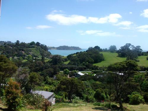 Bush Beach Delight Onetangi Holiday Home — 4-Star Luxury Hotel in Auckland, New Zealand