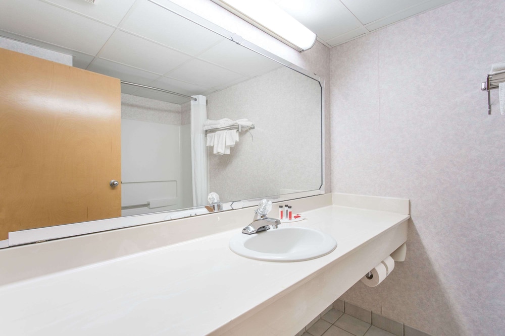Rodeway Inn High Point Archdale - photo 11