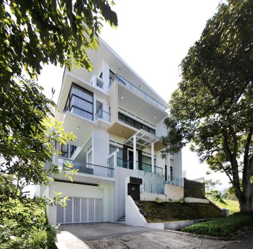 Villa DagoResor Kanata 7BR 45peop Private Infinity Pool & Roof Garden — 4-Star Luxury Hotel in Bandung, Indonesia