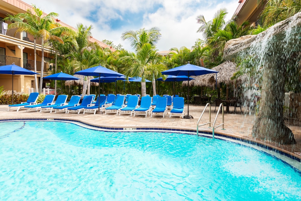 Coconut Cove All Suite Hotel - photo 24