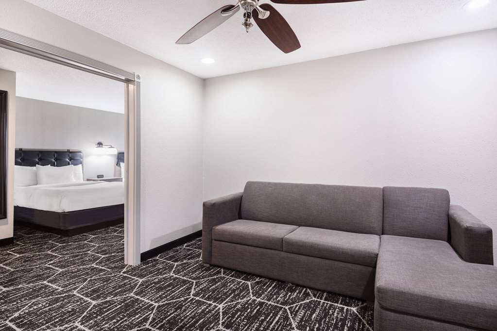 La Quinta Inn & Suites by Wyndham Evansville - photo 26