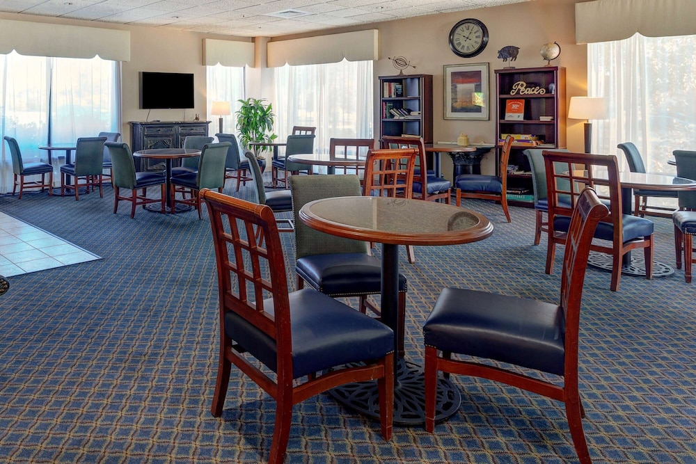 Howard Johnson by Wyndham Amherst Hadley - photo 9